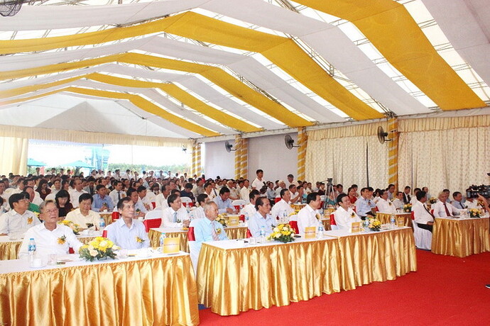 Khoi_cong_KCN_Huu_Thanh_-_dai_bieu_tham_du