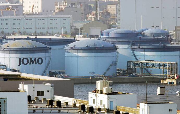 Các thùng dự trữ của công ty dầu mỏ ở Nhật Bản Ảnh AP / Itsuo Inouye