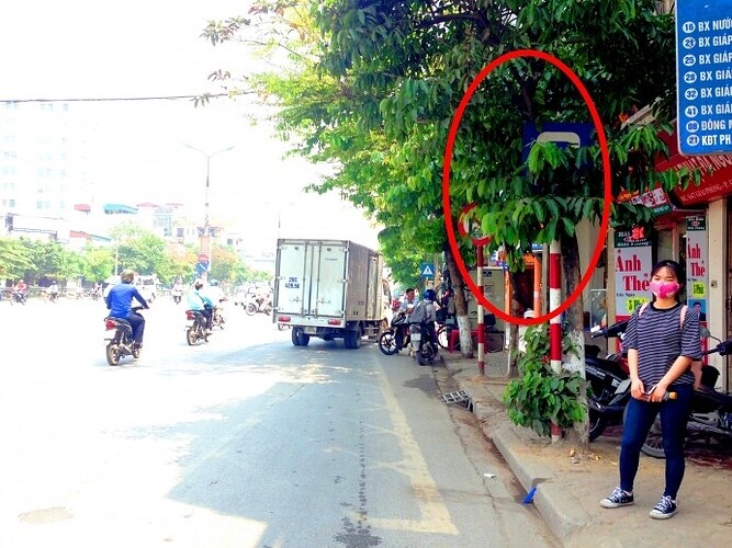 nguoi-di-duong-hoang-mang-vi-bien-bao-an-nap-121646-162220