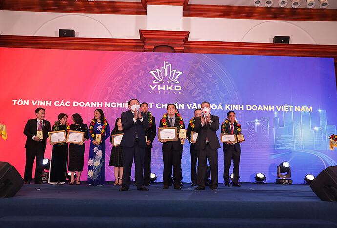 H__a-B__nh-nh___n-gi___i-DN-_____t-chu___n-v__n-h__a-kinh-doanh-VN-2