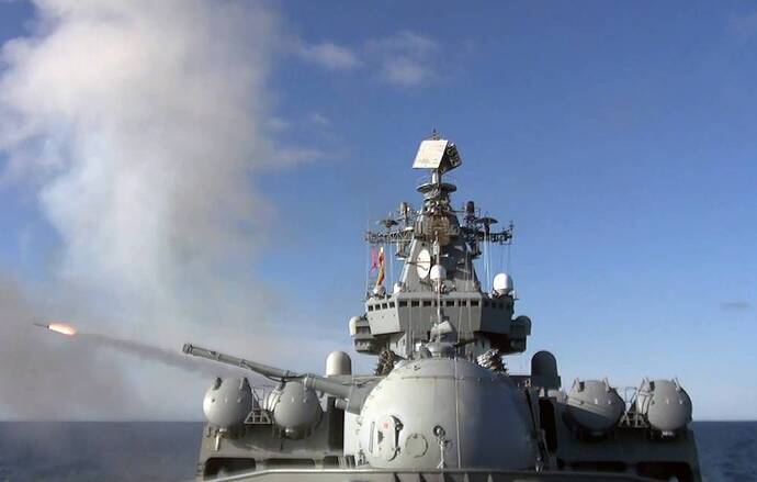 Tuần dương hạm tên lửa Varyag Bộ Quốc phòng Nga / TASS