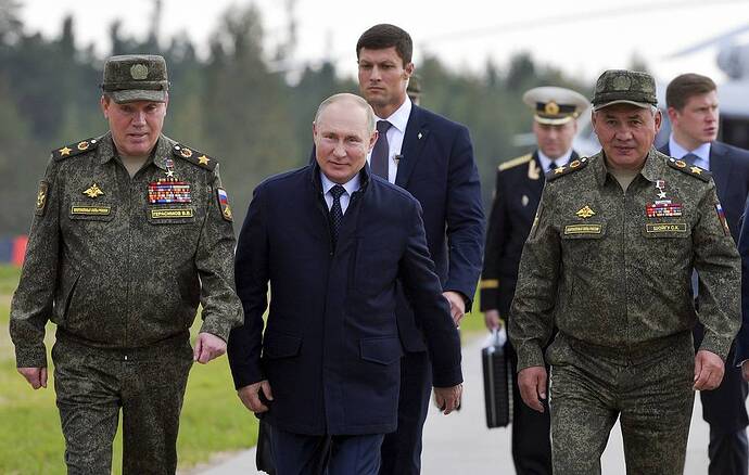 Tổng tham mưu trưởng Nga Valery Gerasimov, Tổng thống Nga Vladimir Putin, Bộ trưởng Quốc phòng Nga Sergey Shoigu Sergei Savostyanov, Sputnik, Kremlin Pool Photo via AP