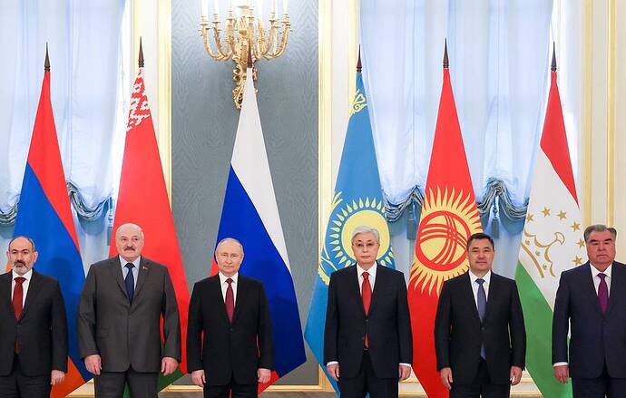 Thủ tướng Armenia Nikol Pashinyan, Tổng thống Belarus Alexander Lukashenko, Tổng thống Nga Vladimir Putin, Tổng thống Kazakhstan Kassym-Jomart Tokayev, Tổng thống Kyrgyzstan Sadyr Japarov và Tổng thống Tajikistani Emomali Rahmon Anton Novoderezhkin / TASS