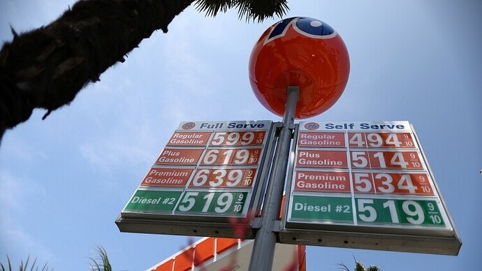 Biden đổ lỗi cho Nga và OPEC khiến giá dầu và khí đốt ở Mỹ tăng cao