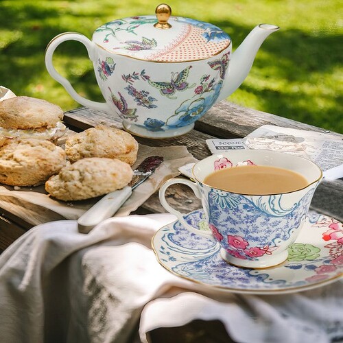 Bàn tiệc trà ngoài sân vườn là khung cảnh quen thuộc trong mỗi buổi tiệc trà chiều kiểu Anh Bàn tiệc trà ngoài sân vườn là khung cảnh quen thuộc trong mỗi buổi tiệc trà chiều kiểu Anh