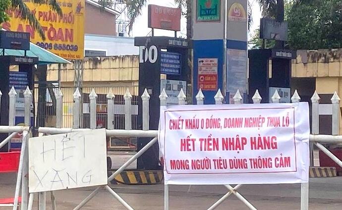 Nhiều doanh nghiệp xăng dầu thông báo hết tiền nhập hàng - Ảnh: VOV.