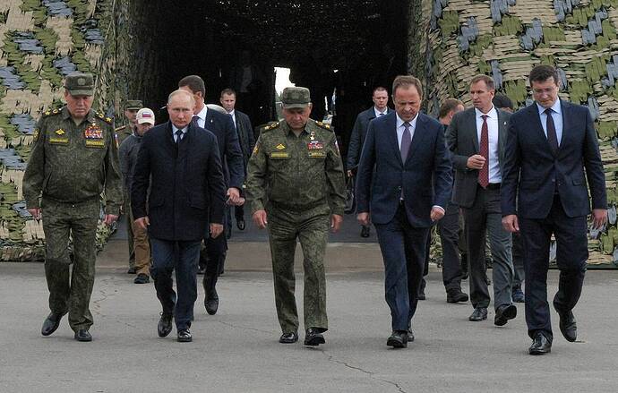 Tổng tham mưu trưởng kiêm Thứ trưởng Quốc phòng thứ nhất Quân đội, Tướng Valery Gerasimov, Tổng thống Nga Vladimir Putin và Bộ trưởng Quốc phòng Nga Sergey Shoigu Mikhail Klimentyev / Dịch vụ báo chí của Tổng thống Nga / TASS