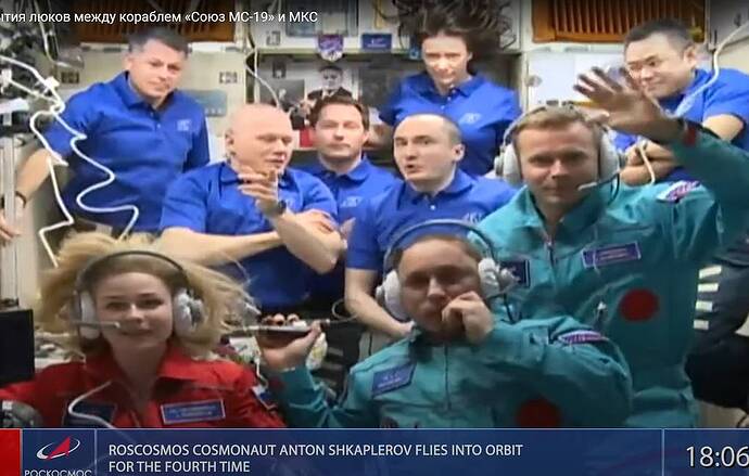 Yulia Peresild, Anton Shkaplerov và Klim Shipenko (phía trước) EPA-EFE / ROSCOSMOS