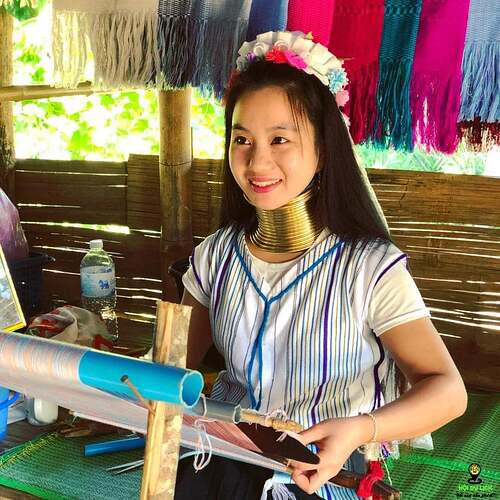 Những-cô-gái-với-chiếc-cổ-dài-ở-bộ-tọc-Karen