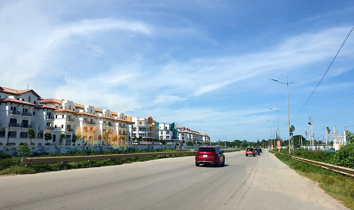 Kể từ khi tuyến đường đại lộ Nam Sông Mã giai đoạn 1 đi vào vận hành thì đã có nhiều dự án thương mại được đầu tư với quy mô lớn. Ảnh: ĐẶNG TRUNG Kể từ khi tuyến đường đại lộ Nam Sông Mã giai đoạn 1 đi vào vận hành thì đã có nhiều dự án thương mại được đầu tư với quy mô lớn. Ảnh: ĐẶNG TRUNG