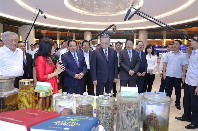 Tổng Bí thư Tô Lâm tham quan gian triển lãm 1