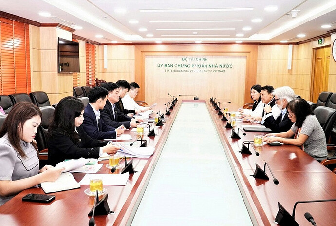 UBCKNN làm việc với Tổ chức Tài chính Quốc tế, hoàn thiện khung pháp lý cho thị trường chứng khoán Việt Nam