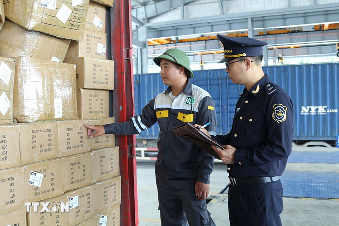 Lực lượng Hải quan cửa khẩu Chi Ma (Lạng Sơn). (Ảnh: Quang Duy/TTXVN)