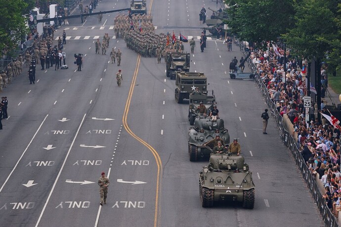 binh lính, khí tài mỹ duyệt binh đúng ngày sinh nhật ông trump hình ảnh 2 binh linh, khi tai my duyet binh dung ngay sinh nhat ong trump hinh anh 2