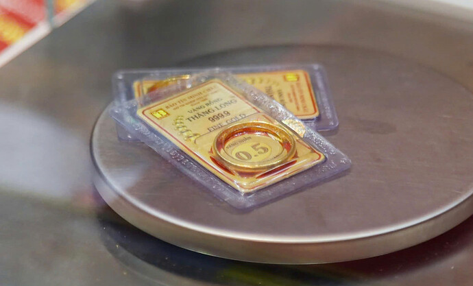 Mua bán vàng tại phố Trần Nhân Tông, Hà Nội. Ảnh: Phạm Chiểu