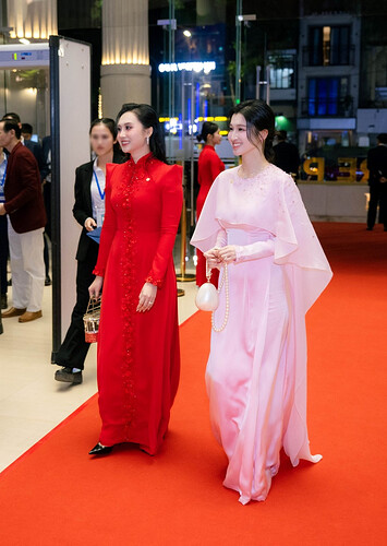 Sự thay đổi 'đặc biệt' của gia đình tỷ phú Phạm Nhật Vượng tại lễ trao giải VinFuture 2025 - ảnh 4