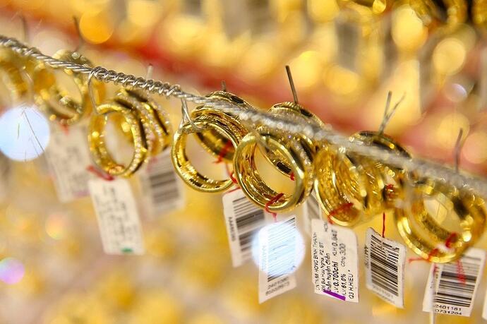 Nhà vàng tăng giá mua vào vàng miếng- Ảnh 1.