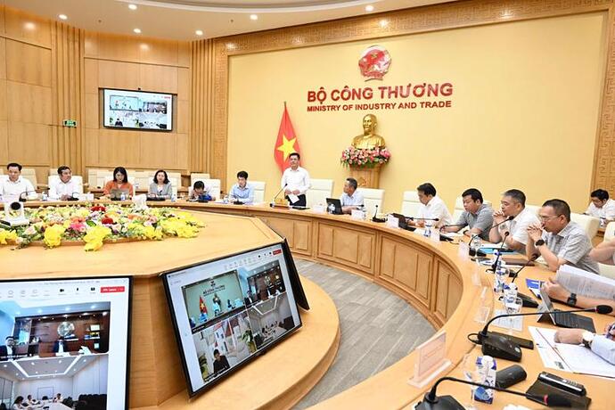 Bộ trưởng Bộ Công Thương Nguyễn Hồng Diên chủ trì buổi làm việc với các Tập đoàn, Tổng công ty, các doanh nghiệp lớn của Việt Nam.