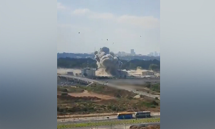 Khoảnh khắc tên lửa Iran tập kích 'cơ sở tình báo Israel'