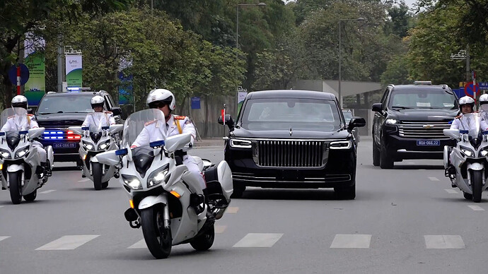 Đoàn xe Tổng bí thư Tập Cận Bình về đến khách sạn