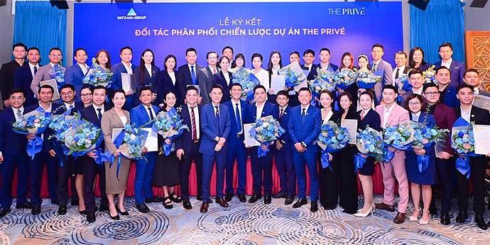 Đại diện Tập đoàn Đất Xanh và các đối tác phân phối.