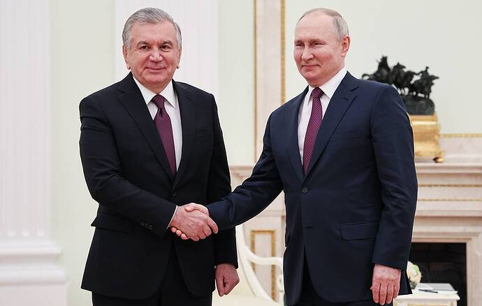 Tổng thống Nga Vladimir Putin và Tổng thống Uzbekistan Shavkat Mirziyoyev Sergey Sevostyanov/POOL/TASS