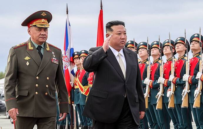 Bộ trưởng Quốc phòng Nga Sergey Shoigu và nhà lãnh đạo Triều Tiên Kim Jong Un Vadim Savitsky/TASS