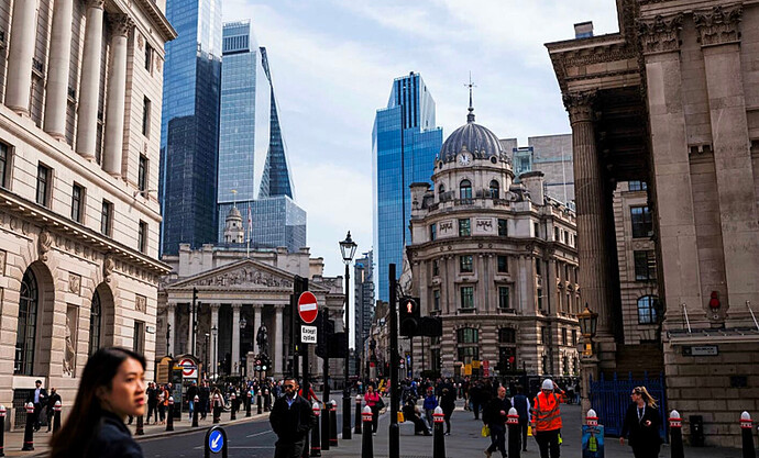 Buồn của nền kinh tế 3,84 nghìn tỷ USD: Cả chục nghìn triệu phú cầm tài sản 'tháo chạy', người trẻ lũ lượt rời đi, vị thế trung tâm tài chính thế giới lung lay- Ảnh 1.