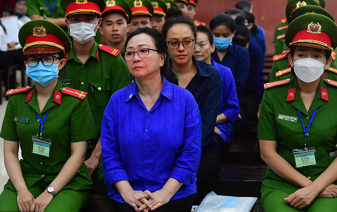 Bà Trương Mỹ Lan và các đồng phạm tại tòa. Ảnh: Thanh Tùng