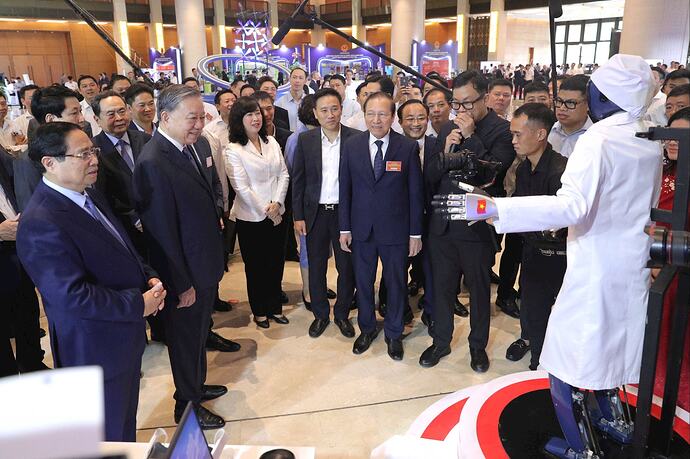 Tổng Bí thư Tô Lâm tại gian triển lãm của bệnh viện Vinmec