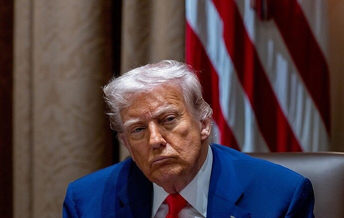 Tổng thống Donald Trump tại Nhà Trắng ngày 10/4. Ảnh: Bloomberg