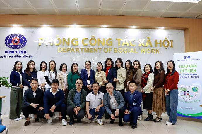 Công đoàn EVF trao quà cho các bệnh nhi tại Bệnh viện K Tân Triều