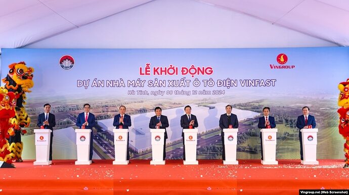 Phó thủ tướng Trần Hồng Hà (tứ 4 từ phải), Bộ trưởng Kế hoạch và Đầu tư Nguyễn Chí Dũng (thứ 4 từ trái) và Tổng giám đốc VinFast Phạm Nhật Vượng (thứ 3 từ trái) cùng các lãnh đạo khác tham gia lễ khởi động dự án xây nhà máy tại Hà Tĩnh hôm 8/12/2024.