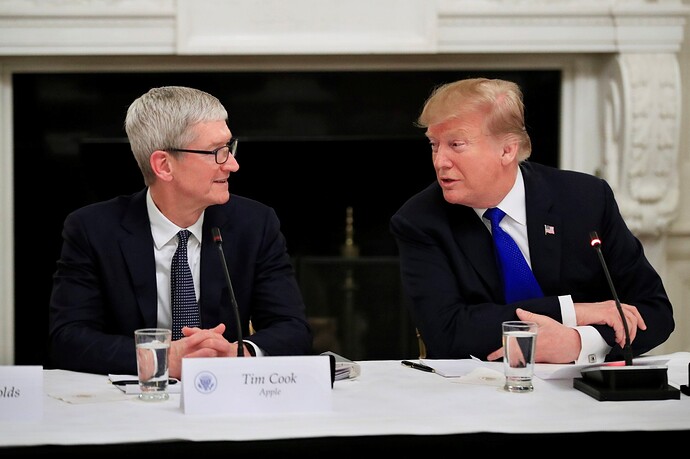 Ông Donald Trump đưa ra yêu cầu đặc biệt về iPhone với CEO Apple- Ảnh 1.