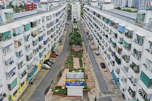 NHNN cũng sẽ tiếp tục chỉ đạo các TCTD tích cực triển khai các chương trình, chính sách tín dụng theo chỉ đạo của Chính phủ, Thủ tướng Chính phủ, trong đó có chương trình tín dụng 120 nghìn tỷ đồng cho vay phát triển nhà ở xã hội, nhà ở công nhân, cải tạo xây dựng lại chung cư cũ.