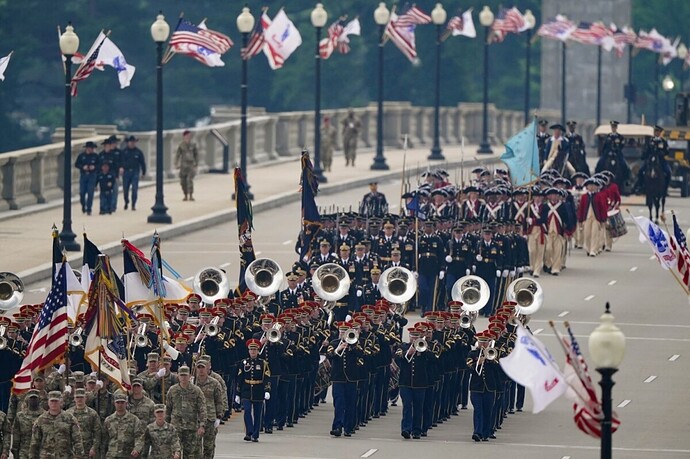 binh lính, khí tài mỹ duyệt binh đúng ngày sinh nhật ông trump hình ảnh 6 binh linh, khi tai my duyet binh dung ngay sinh nhat ong trump hinh anh 6