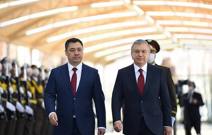 Tổng thống Kyrgyzstan Sadyr Japarov và Tổng thống Uzbek Shavkat Mirziyoyev Uzbek Presidency/Handout/Anadolu Agency via Getty Images