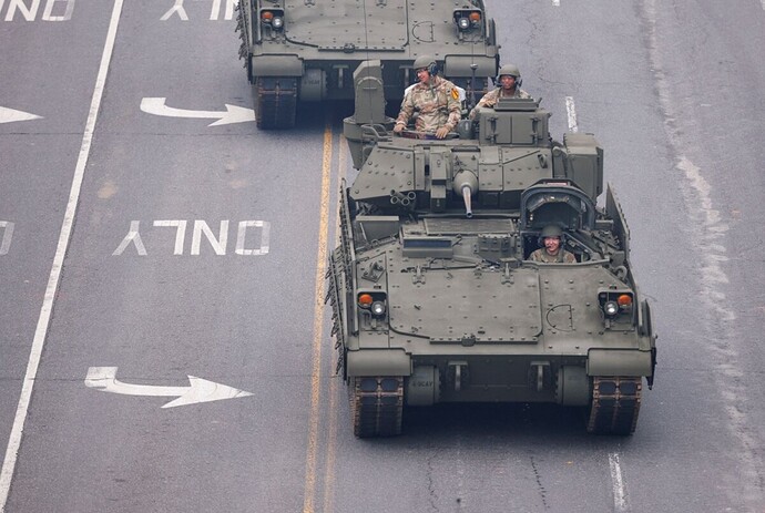 binh lính, khí tài mỹ duyệt binh đúng ngày sinh nhật ông trump hình ảnh 4 binh linh, khi tai my duyet binh dung ngay sinh nhat ong trump hinh anh 4