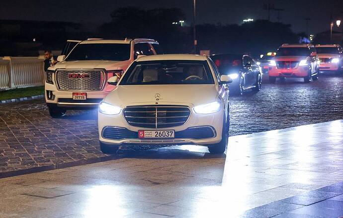 Abu Dhabi, UAE. Các phương tiện chở các thành viên phái đoàn Nga đến tham gia cuộc đàm phán ba bên Nga-Ukraine-Mỹ. Ảnh: Valeriy Sharifullin/TASS.