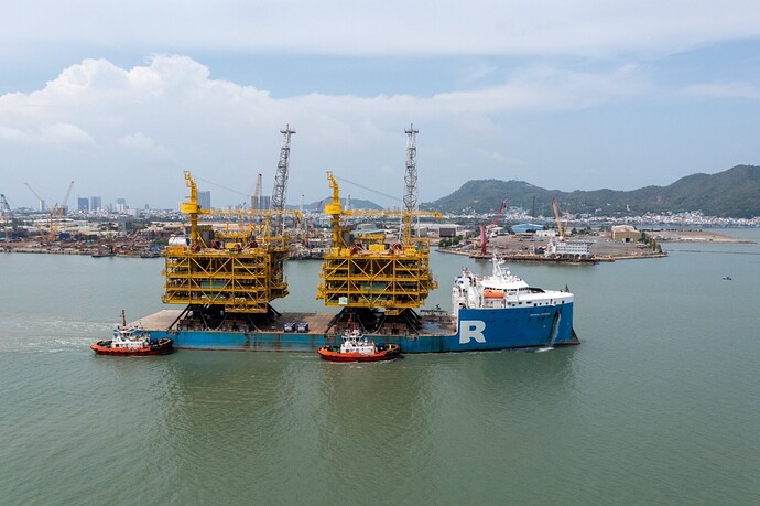 4.  Hai khối thượng tầng giàn đầu giếng (Gallaf Batch 3) rời bãi chế tạo của tổng thầu PTSC M&C hướng về vùng biển Qatar.