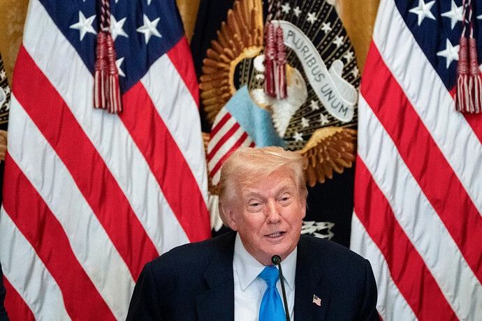 Fed rung chuyển: Một Thống đốc bất ngờ ra đi, ông Trump tiếp tục thúc ép Chủ tịch Powell từ chức - ảnh 1