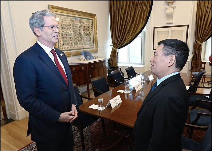 Phó thủ tướng Hồ Đức Phớc và Bộ trưởng Tài chính Mỹ Scott Bessent, người đứng đầu nước này để đàm phán thỏa thuận thương mại song phương với Việt Nam. Ảnh: VGP