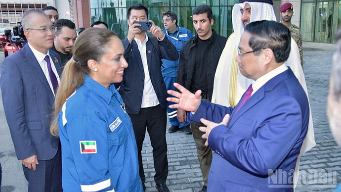 Lãnh đạo Tổ hợp lọc hóa dầu Al‑Zour tiễn Thủ tướng Phạm Minh Chính. (Ảnh: THANH GIANG)