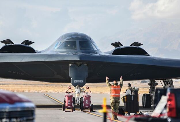 B-2 có kích thước lớn và mang tối đa 18 tấn vũ khí. Ảnh: AFGSC.