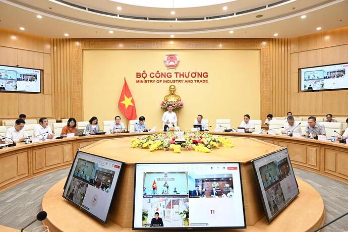 Bộ trưởng Bộ Công Thương Nguyễn Hồng Diên chủ trì buổi làm việc với các Tập đoàn, Tổng công ty, các doanh nghiệp lớn của Việt Nam.