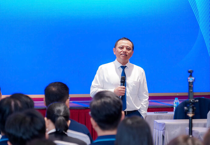 Bà Phạm Thị Nguyên Thanh – Phó Chủ tịch và Ông Trần Quốc Thịnh – Tổng Giám đốc DXS truyền cảm hứng và định hướng chiến lược cho đội ngũ kinh doanh tại phiên CEO TALK