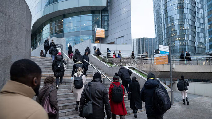 Người dân qua lại ở khu thương mại La Defense tại thủ đô Paris - Pháp. Ảnh: BLOOMBERG