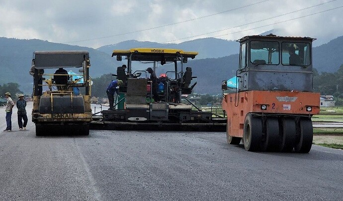 Thi công thảm bê tông nhựa tại Dự án cao tốc Diễn Châu - Bãi Vọt. (Ảnh: TTXVN).