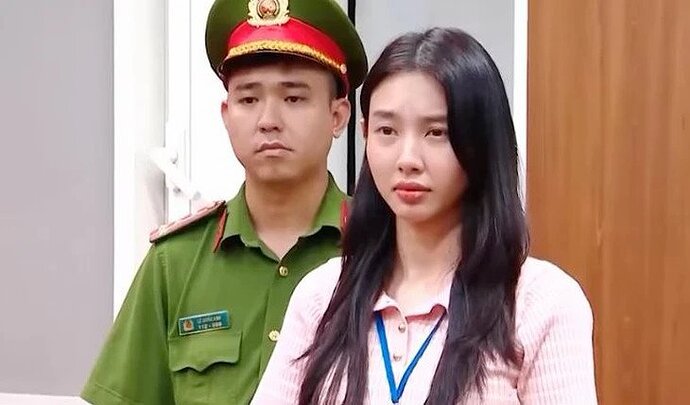 Hoa hậu Hòa bình quốc tế 2021 Nguyễn Thúc Thùy Tiên khi bị bắt. Ảnh: T.L