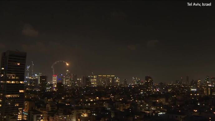 Tên lửa triệu USD của Israel lao xuống đất, nổ tung